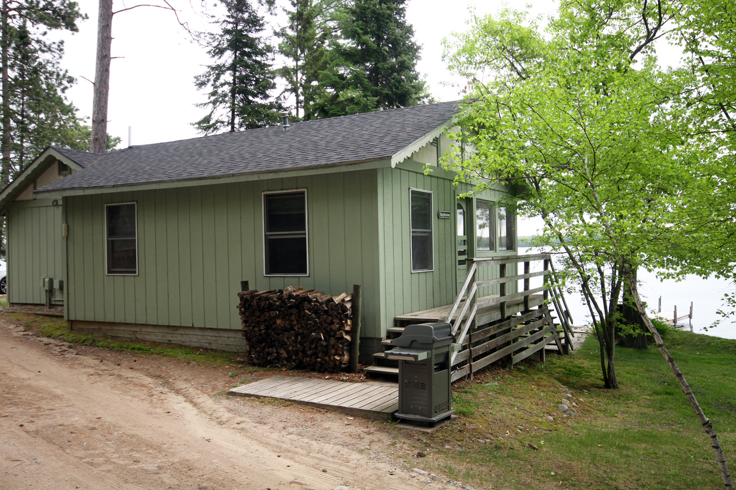 Baybreeze - Three Bedroom Lakeside Cabin with your own dock and great views